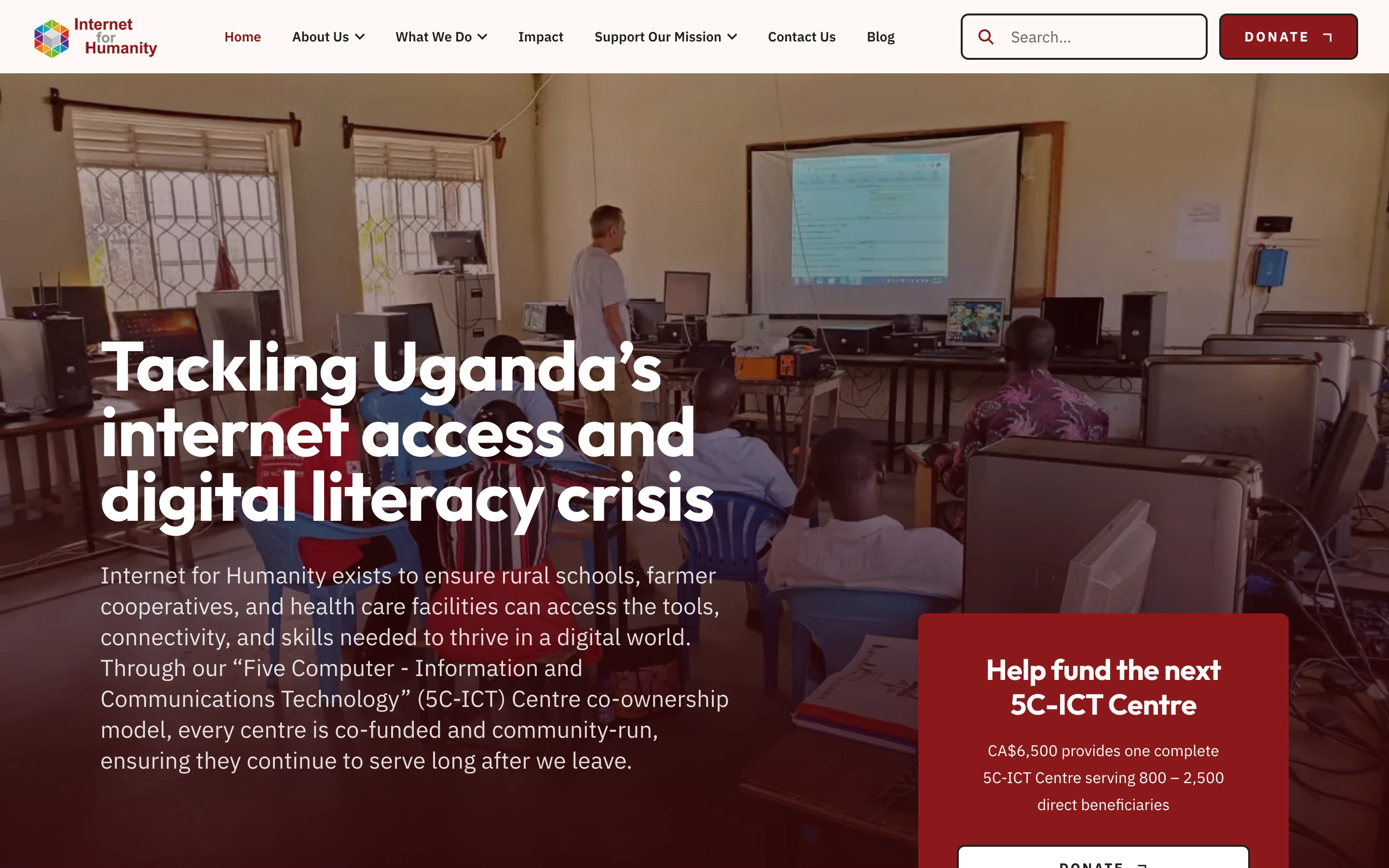 L’accueil d’Internet for Humanity présente sa mission en Ouganda sur une photo de salle informatique.